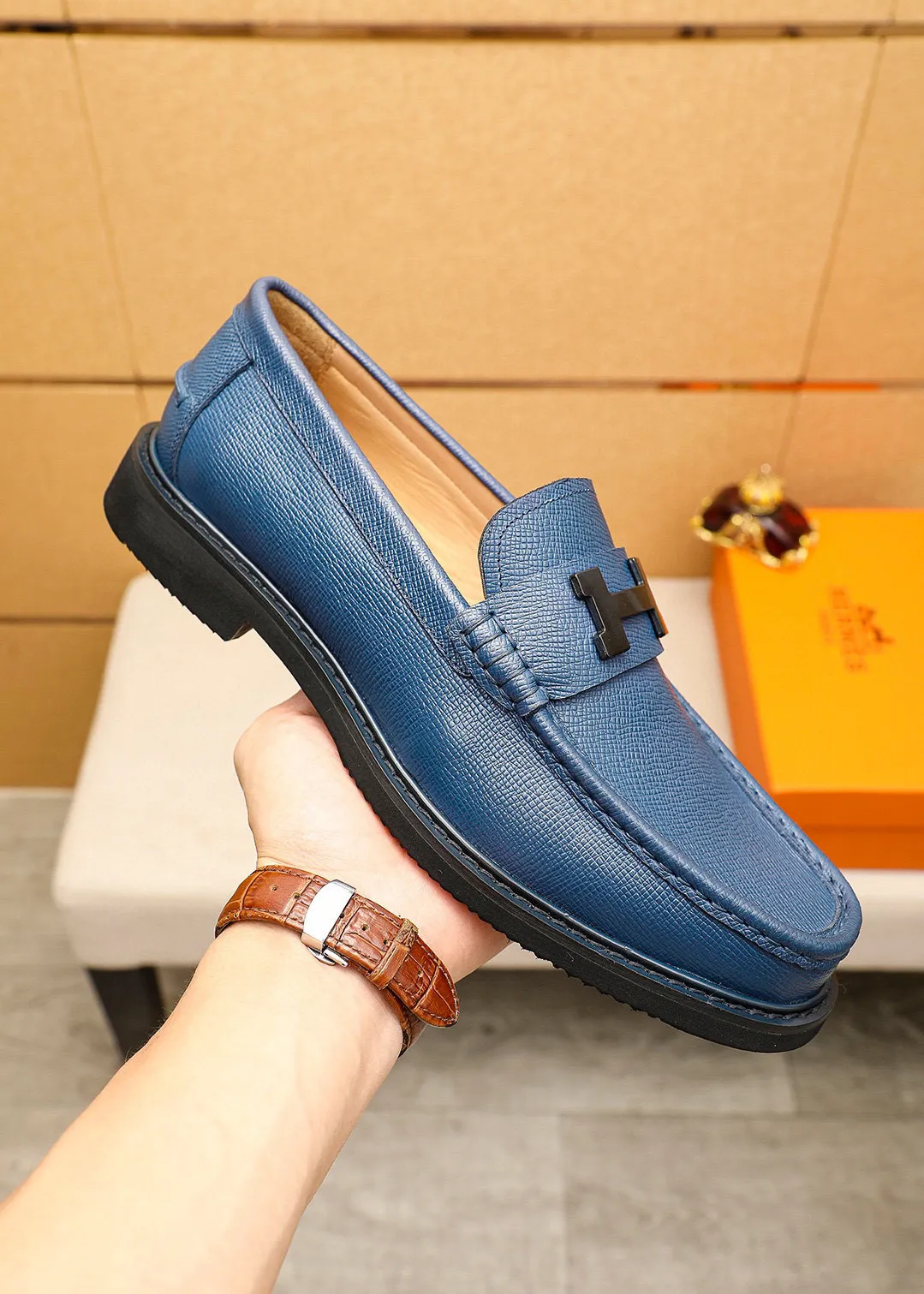 Men's shoes 💰460 💐 Product trademark: HERMES "Hermès" casual leather shoes Regular size: 39-44 (38.45🉑️customized) Product materials: Selected imported first-layer cross-grain cowhide upper + luxury hardware buckle, imported water-dyed cowhide lining. Strong three-dimensional visual effect, non-slip and wear-resistant rubber outsole Color: 4⃣️colors available